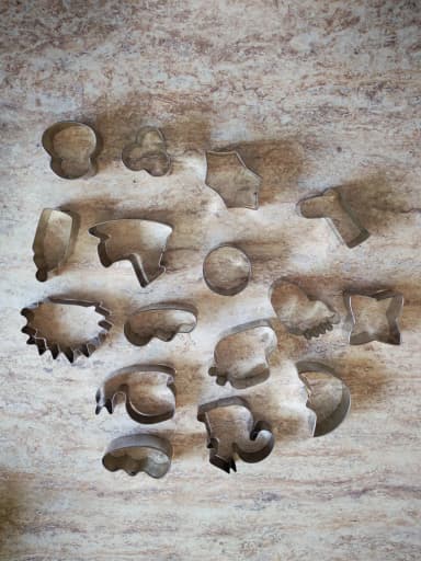 Verschiedene Lebkuchen-Ausstechformen mit leichten Gebrauchsspuren
