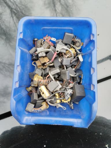 Kiste mit Kohlebürsten und Federn für Elektrogeräte