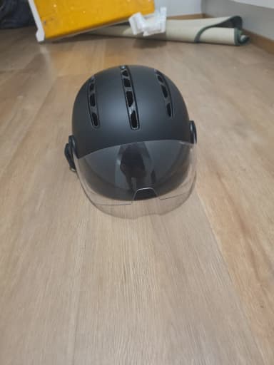 Casco negro con visera transparente y luz LED