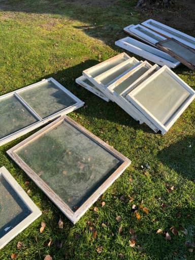 Alte Holzfenster in verschiedenen Größen und Ausführungen