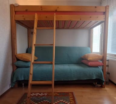 Hochbett aus Holz mit abnehmbarem Leiter
