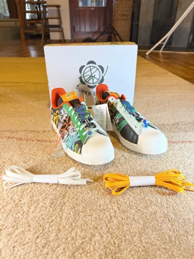 Adidas Super Earth Sneaker Größe 44 mit buntem Design