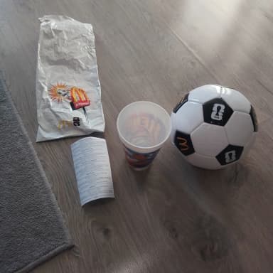 McDonald’s Fußball und bunter Henry-Becher mit Originaltüte und Papier