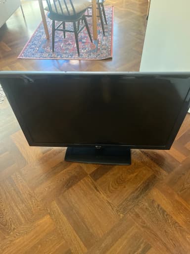 Televisor LCD LG de 42 pulgadas con marco negro y varias conexiones