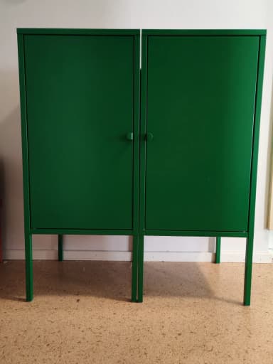 Armarios metálicos verdes IKEA Lixhult con puertas ajustables y patas desmontabl