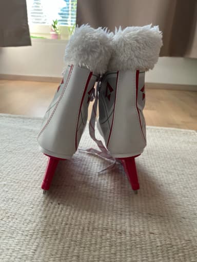 Patines infantiles blancos y rojos con cordones talla 30