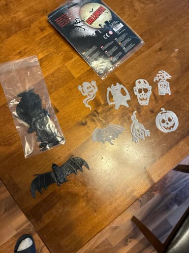Halloween-Dekorationen mit Fledermäusen und weißen Motiven