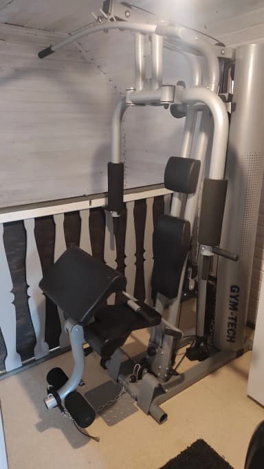 Máquina multifunción Gym-Tech para entrenamiento en casa con soportes ajustables