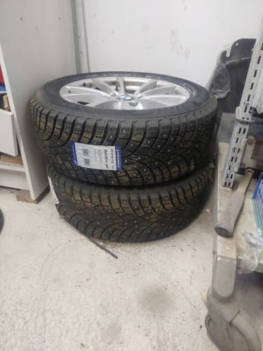 Llantas originales BMW E91 con neumáticos con clavos