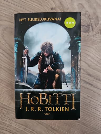 J. R. R. Tolkiens Der Hobbit auf Finnisch als Taschenbuch