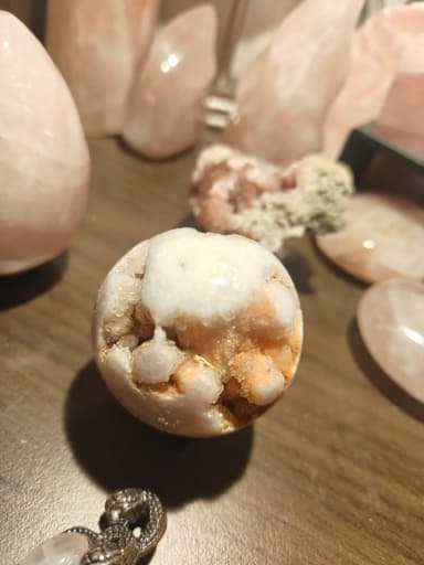 Hellrosa und weiße druzy Achatkugel