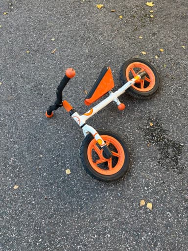 Bicicleta de equilibrio para niños con desgaste en el agarre del manillar