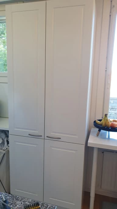 Reinigungsschrank mit Staubsaugerhalter