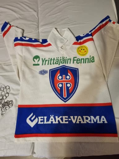 Tappara Eishockeytrikot aus den 1990er Jahren mit kleinem Fleck