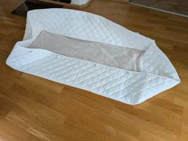 Weißer gestepptes Bettnestchen mit Spannbettlaken