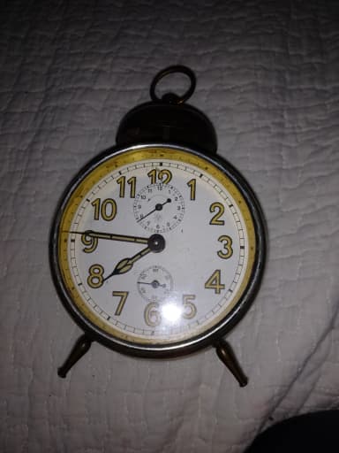 Alte Junghans Metallwecker mit klemmendem Uhrwerk
