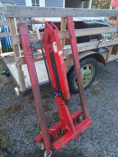 Robuster hydraulischer Motorheber mit abnehmbaren Gabelbeinen