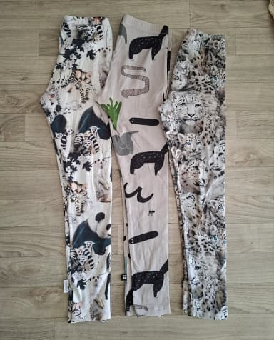 Drei Leggings in Größe 122/128 in gutem Zustand