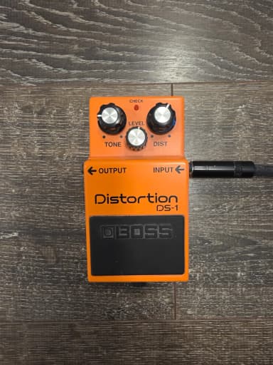 Pedal de distorsión Boss DS-1 para guitarra con carcasa metálica naranja