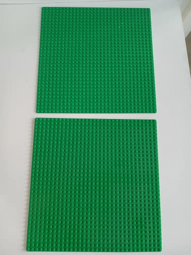 Zwei grüne Lego-Bauplatten 25,4cm x 25,4cm in gutem Zustand