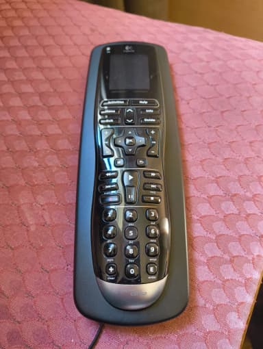 Mando a distancia Logitech Harmony One con base de carga