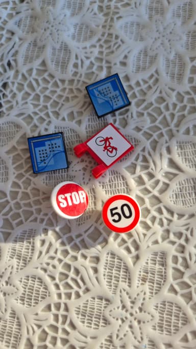 Lego-Verkehrs- und Hausschilder