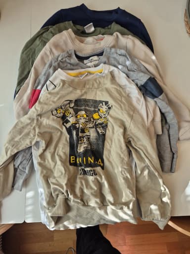 Paquete de ropa para niños talla 128 con varias prendas