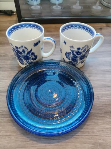 Tazas Arabia Suomen Kukkia y plato de vidrio azul