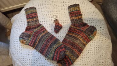 Calcetines de lana hechos a mano talla 42 con llavero