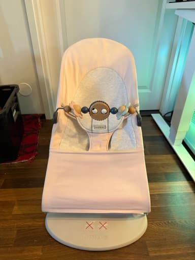 BabyBjörn Bouncer Balance Soft in Rosa mit Holzspielbogen