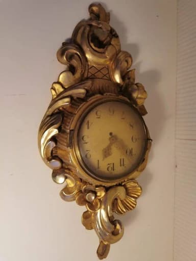 Reloj de pared chapado en oro con diseño vikingo