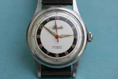 Atlantic-kello upealla 1940-luvun kellotaululla