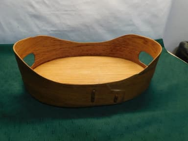 Caja de madera decorativa con tapa, bellamente elaborada