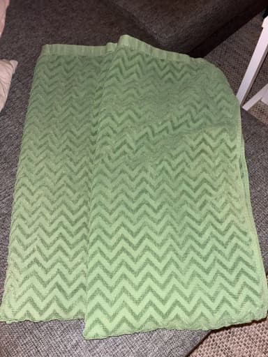 Dos toallas de baño verdes de H&M Home, 70 cm x 140 cm