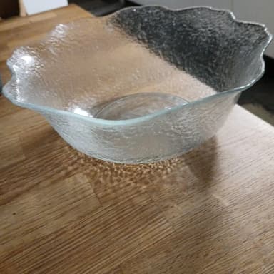 Glasschale mit wellenförmigem Rand