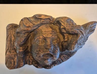 Wandskulptur eines Mädchenkopfes aus dem 19. Jahrhundert