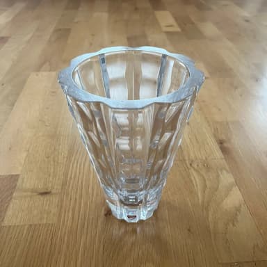 Jarrón de cristal Orrefors de unos 20 cm con diseño sueco