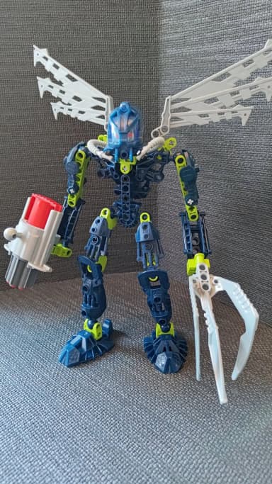 LEGO Bionicle 8914 Toa Mahri Hahli näkyvillä halkeamilla