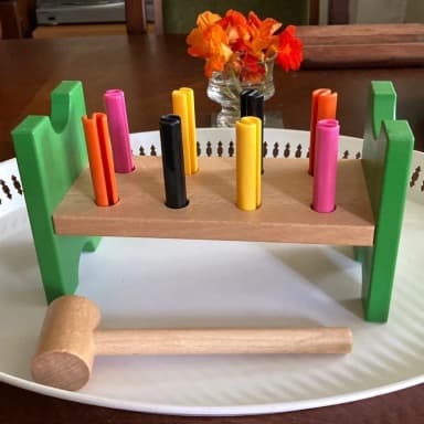 Juguete retro de tabla de madera y martillo en buen estado
