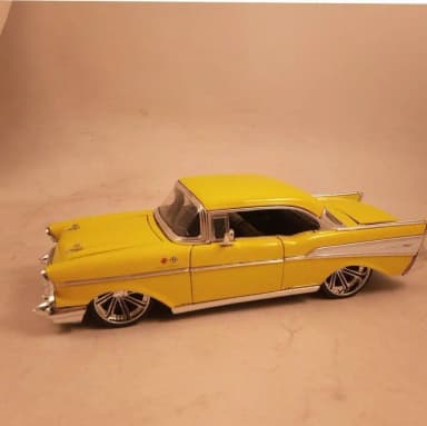Modelo de Chevrolet Bel Air 1957 amarillo a escala 1/24
