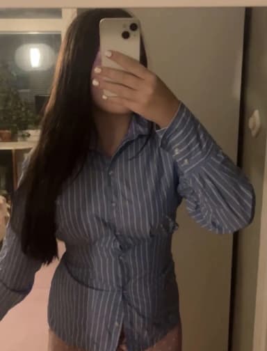 Muotoiltu naisten paita myynnissä