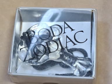 Boda Zodiac Krebs Glasfigur von Bertil Vallien mit Schachtel