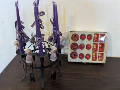 Toarpskrona con dos juegos decorativos en morado y rojo