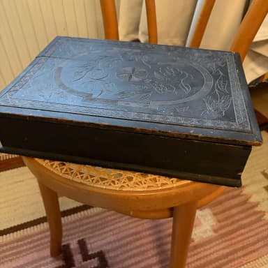 Caja de escritura antigua de madera con decoración tallada