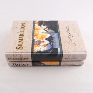 J. R. R. Tolkien Silmarillion ja Bilbo kirjasetti