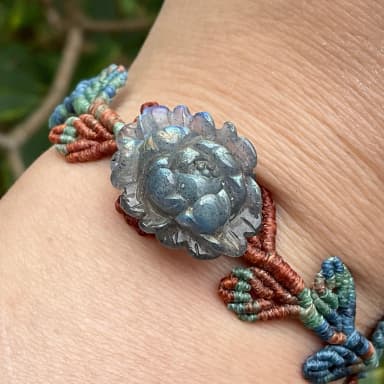 Handgefertigtes Makramee-Armband mit geschnitztem Spektrolith und Silberverschlu