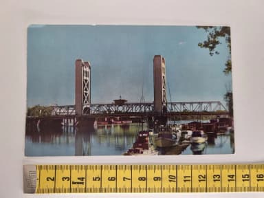 Pohjoisamerikkalainen postikortti Tower Bridgestä Sacramento-joen yli