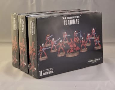 Kolme Eldar Guardians Warhammer 40,000 -miniatyyria Ruotsista