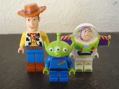 Tres figuras LEGO de Toy Story: Woody, Alien y Buzz Lightyear