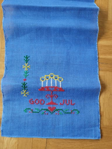 Weihnachtliche Wandbehang mit Stickerei zum Selbernähen
